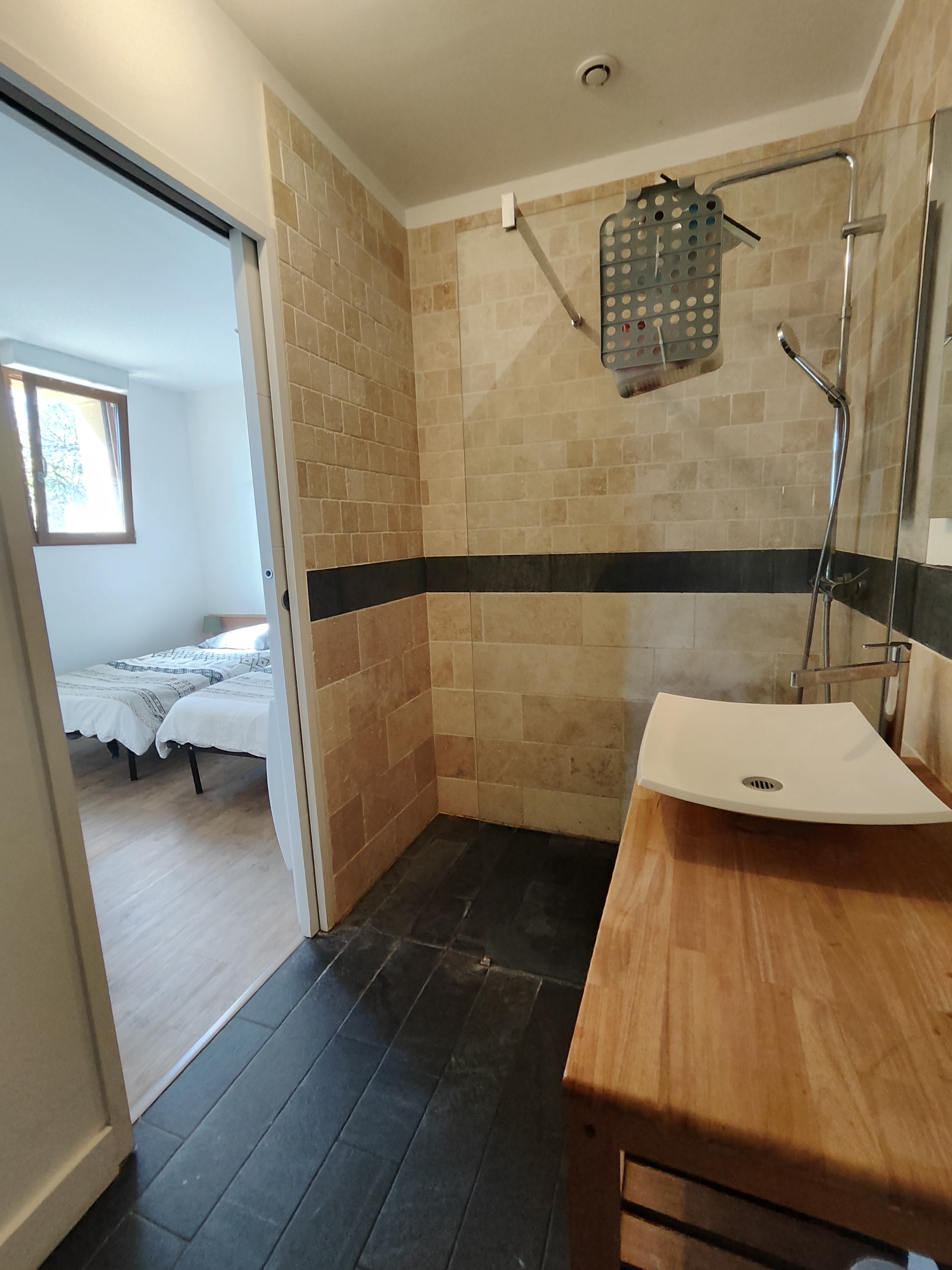 Salle de douche moderne du chalet