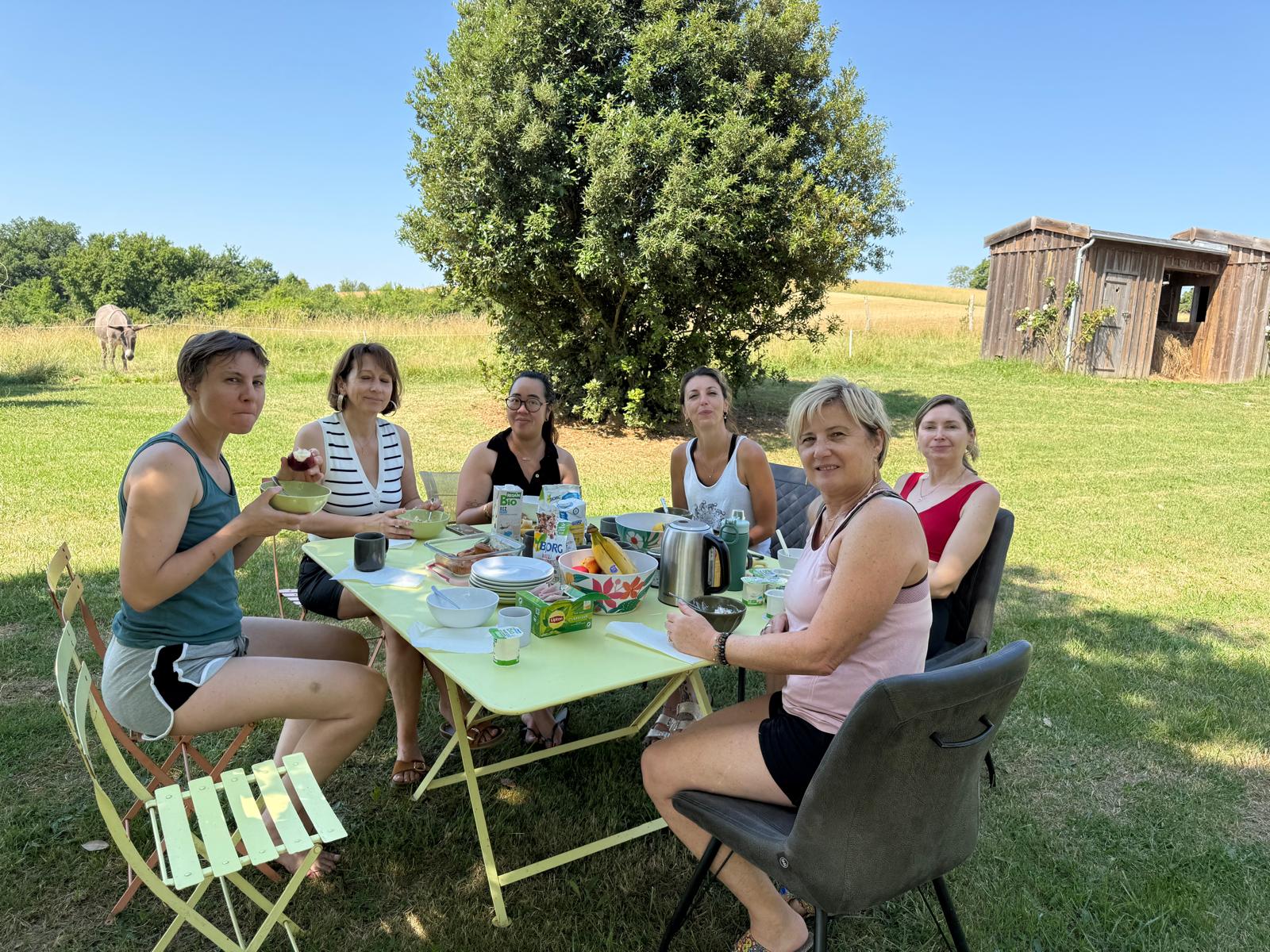 Repas convivial en plein air La Cabane d'AYO